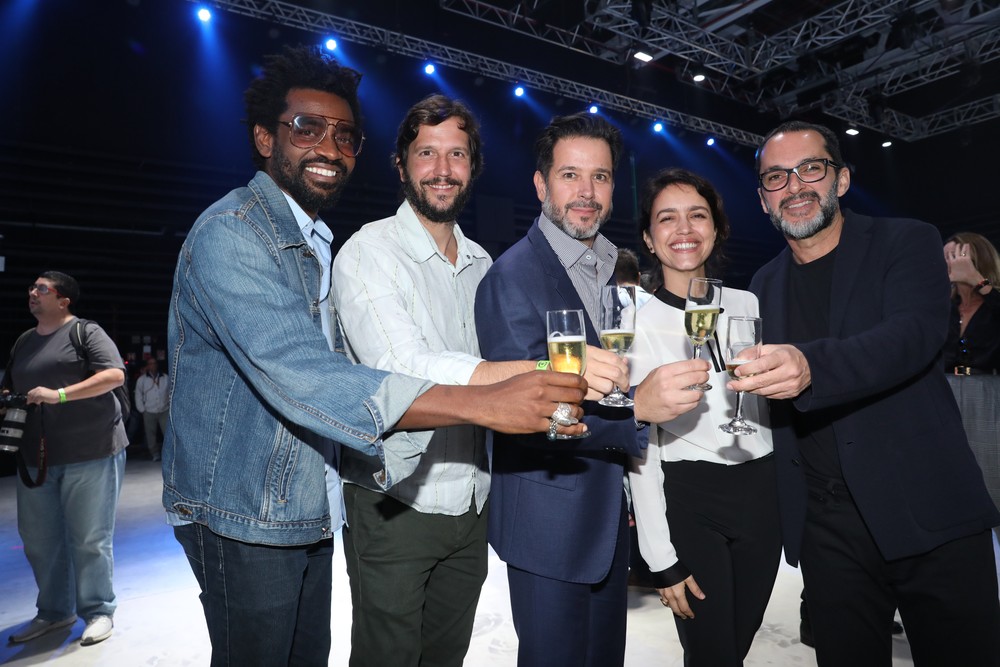 Os atores Fabrício Boliveira, Vladimir Brichta e Murilo Benício, a autora Manuela Dias e o diretor artístico José Luiz Villamarim. Eles vão trabalhar juntos na próxima novela das 9, a primeira produção a ser gravada no MG4 — Foto: João Miguel Júnior/Globo