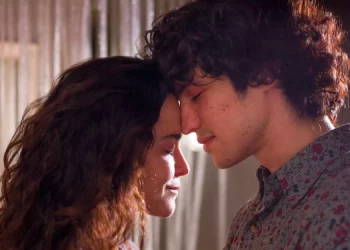 Alice Braga e Gabriel Leone (Foto: Reprodução)